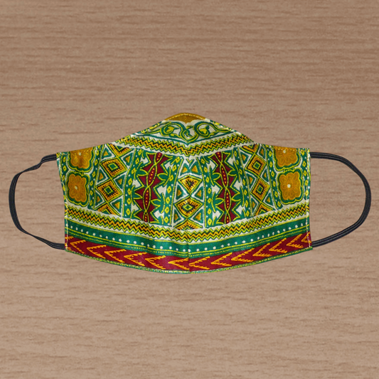 Masque facial textile à la coupe ajustée, coupé et cousu dans un tissu africain en coton imprimé de motifs ethniques ; il se porte avec des élastiques. En vue d'une utilisation éco-responsable, ce masque est lavable et réutilisable.  Ce masque facial à l'allure exotique mesure 21 cm de long, et 40 cm en comptant les élastiques ; il a une hauteur de 12 cm (du haut du nez jusqu'au menton) et une largeur sur les côtés de 7 cm.