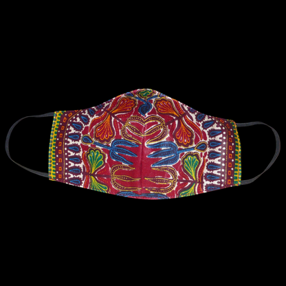 Masque textile facial en tissu africain de couleur bordeaux imprimé de motifs ethniques et floraux multicolores. Lavable et réutilisable, il se porte avec des élastiques.