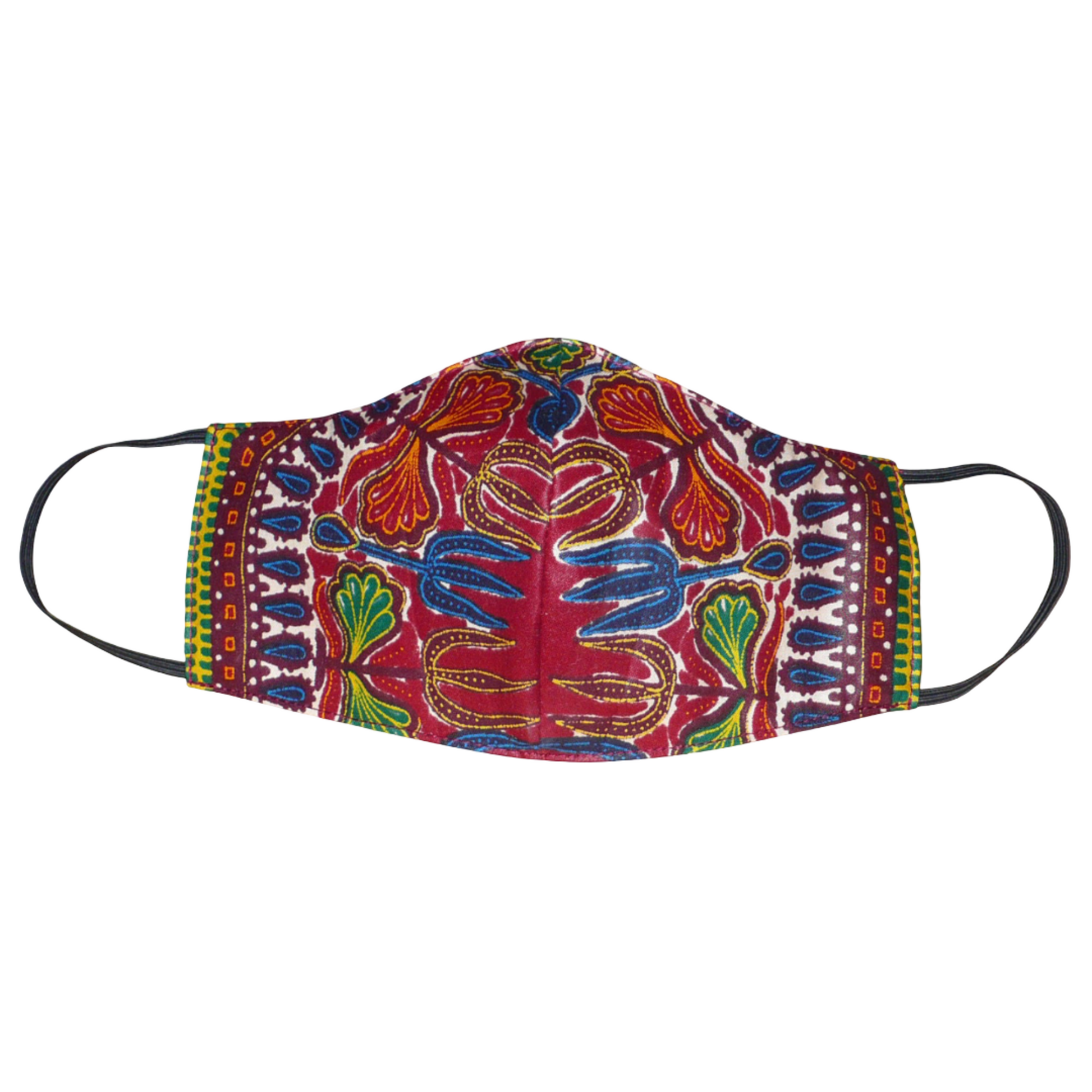 Masque textile facial en tissu africain de couleur bordeaux imprimé de motifs ethniques et floraux multicolores. Lavable et réutilisable, il se porte avec des élastiques.