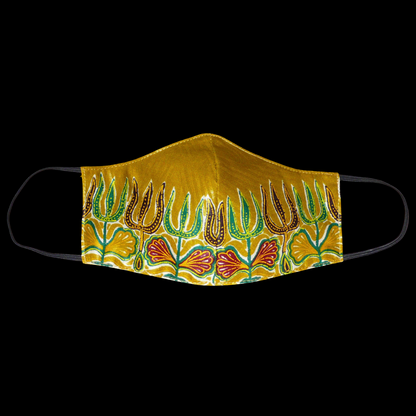 Masque facial en tissu africain en coton de couleur jaune moutarde imprimé de motifs ethniques floraux multicolores ; il se porte avec des élastiques. Fabriqué dans une démarche eco-responsable, ce masque est lavable et réutilisable.