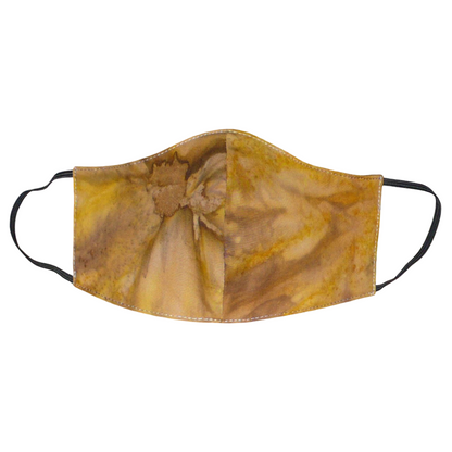 Masque facial textile à la coupe ajustée, cousu dans un tissu en coton imprimé Tie and Dye aux nuances de couleurs marron, beige et jaune ; il se porte avec des élastiques. En vue d'une utilisation eco-friendly, ce masque est lavable et réutilisable.