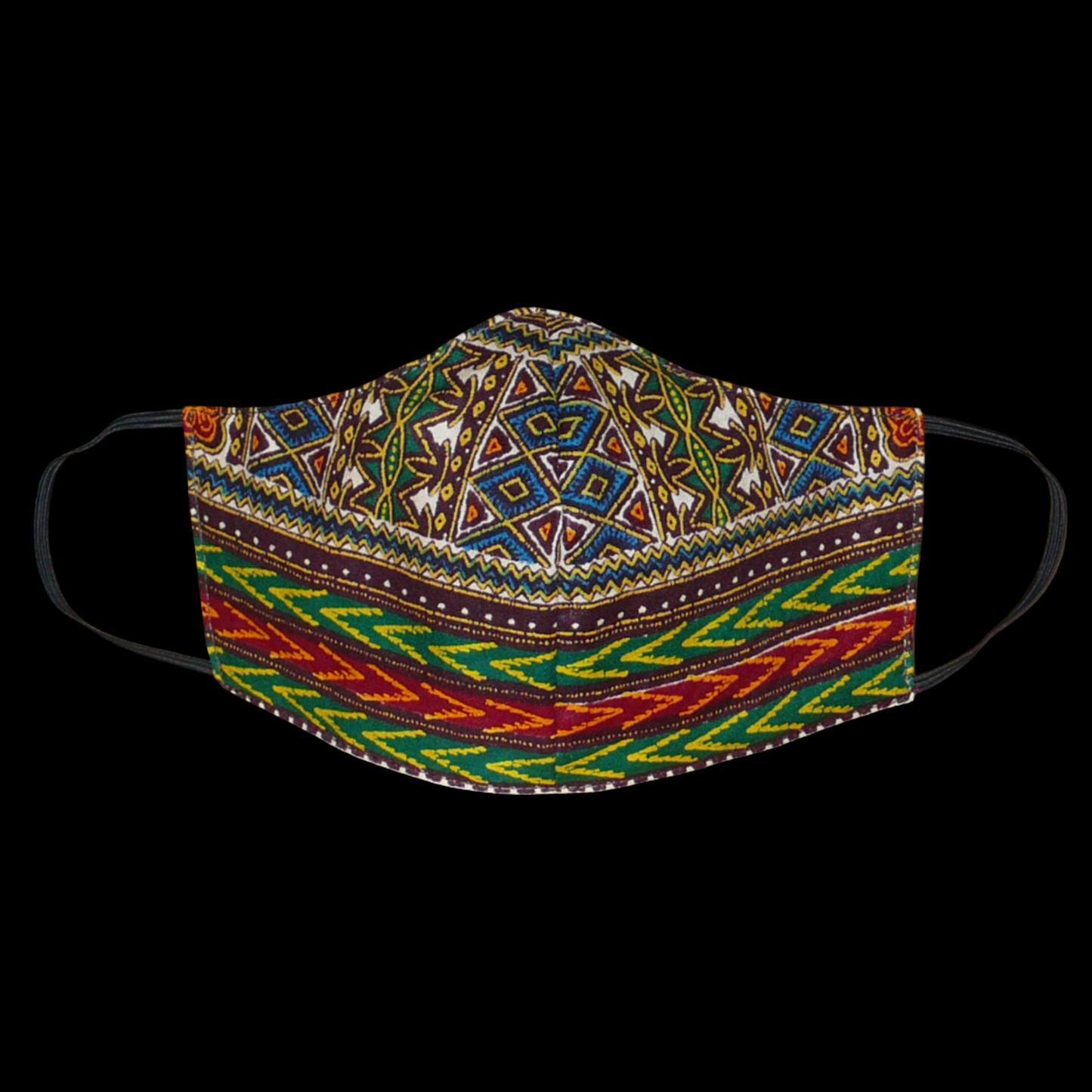 Masque facial textile pour homme, coupé et cousu dans un tissu africain imprimé de motifs tribaux, à porter avec des élastiques. Fabriqué en vue d'une utilisation eco-responsable, il est lavable et réutilisable. 