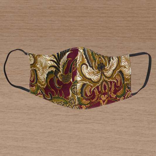 Masque textile à la coupe ajustée, cousu dans un beau tissu africain en coton imprimé de motifs exotiques ; il se porte avec des élastiques. En vue d'une utilisation éco-responsable, ce masque est lavable et réutilisable.  Ce masque à l'allure résolument afro chic mesure 21 cm de long, et 40 cm en comptant les élastiques ; il a une hauteur de 12 cm (du haut du nez jusqu'au menton) et une largeur sur les côtés de 8 cm.