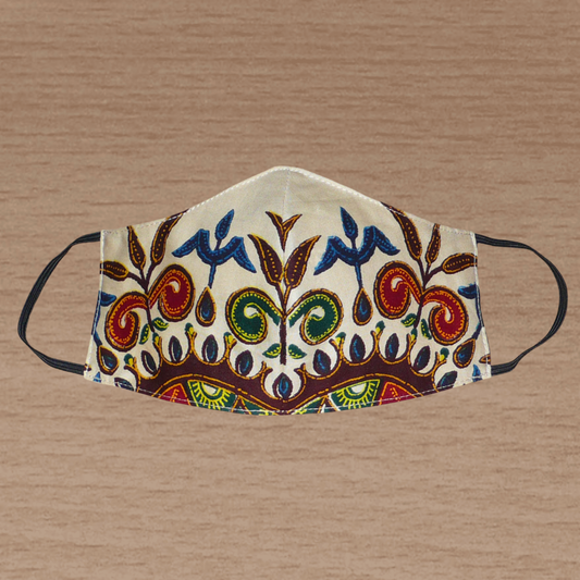 Masque facial en tissu africain en coton écru imprimé de superbes motifs ethniques floraux ; il se porte avec des élastiques.