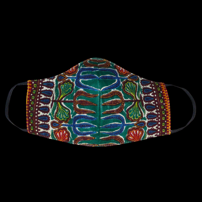 Masque facial en tissu africain à la coupe ajustée, cousu dans un tissu en coton vert à motifs ethniques multicolores, il se porte avec des élastiques. Fabriqué dans une démarche éco-responsable, il est lavable et réutilisable. 