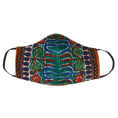 Masque facial en tissu africain à la coupe ajustée, cousu dans un tissu en coton vert à motifs ethniques multicolores, il se porte avec des élastiques. Fabriqué dans une démarche éco-responsable, il est lavable et réutilisable. 
