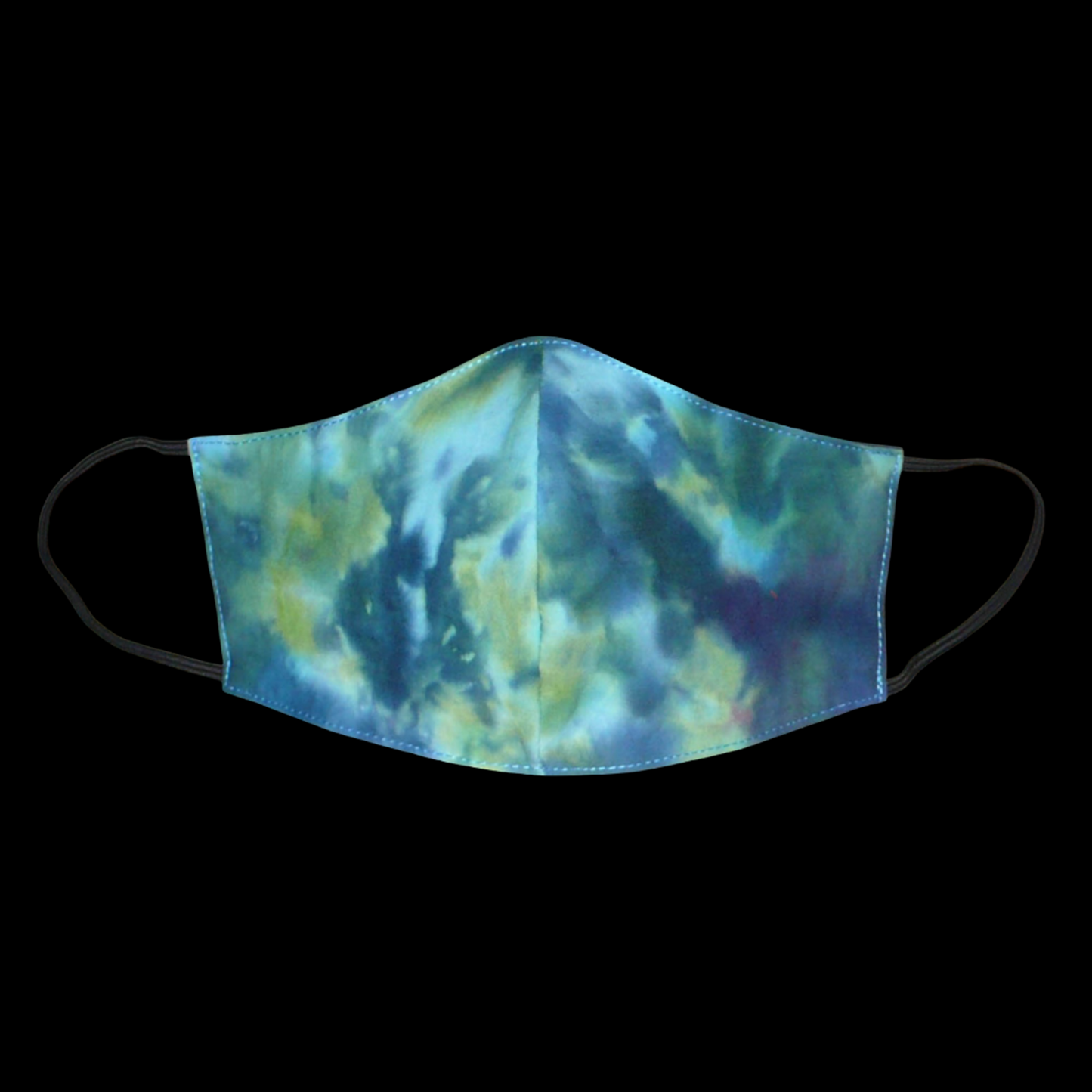 Masque facial coupé et cousu dans un tissu en coton imprimé Tie and Dye bleu avec des nuances de jaune et de rose ; il se porte avec des élastiques. Conçu dans l'optique d'une utilisation eco-friendly, ce masque est lavable et réutilisable.
