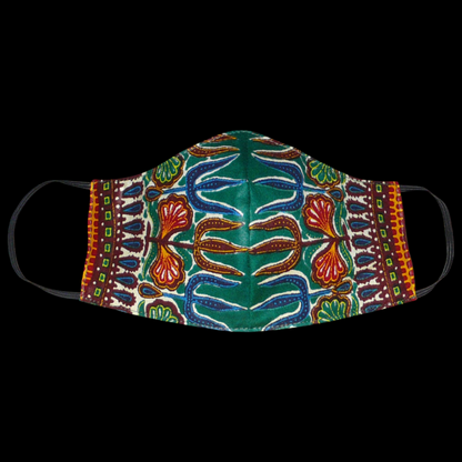 Masque textile pour homme, cousu dans un tissu africain en coton vert foncé imprimé de motifs ethniques floraux, à porter avec des élastiques. Fabriqué dans l'optique d'une utilisation éco-responsable, ce masque est lavable et réutilisable.