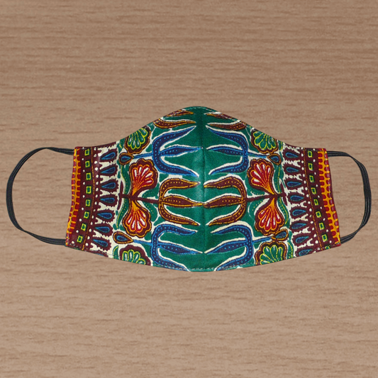 Masque textile africain à la coupe ajustée, cousu dans un tissu en coton à motifs ethniques, il se porte avec des élastiques. Pour une utilisation éco-responsable, il est lavable et réutilisable.