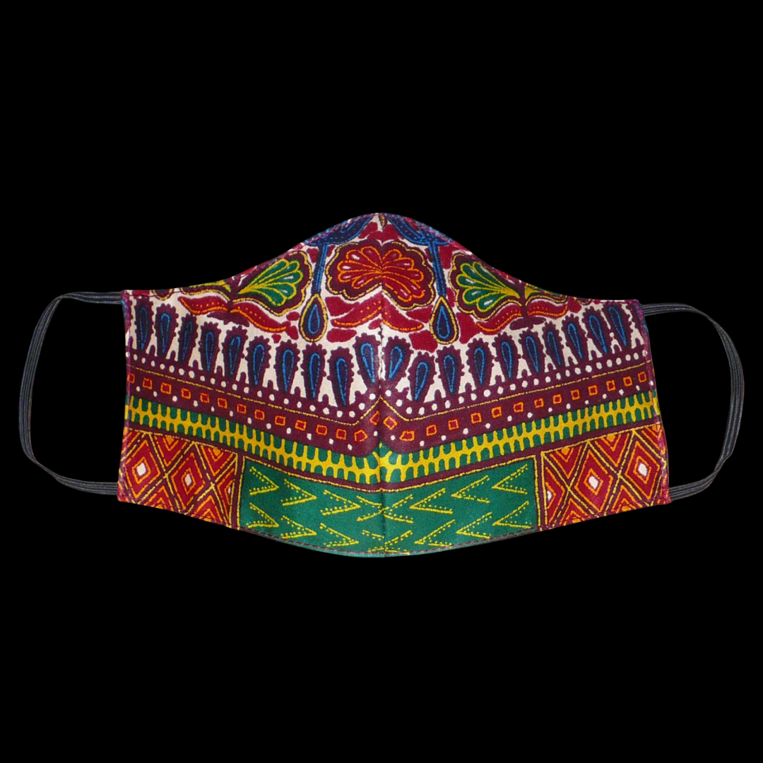Masque facial textile, à la coupe ajustée, cousu dans un tissu africain en coton imprimé de motifs ethniques et floraux multicolores. Lavable et réutilisable, il se porte avec des élastiques.