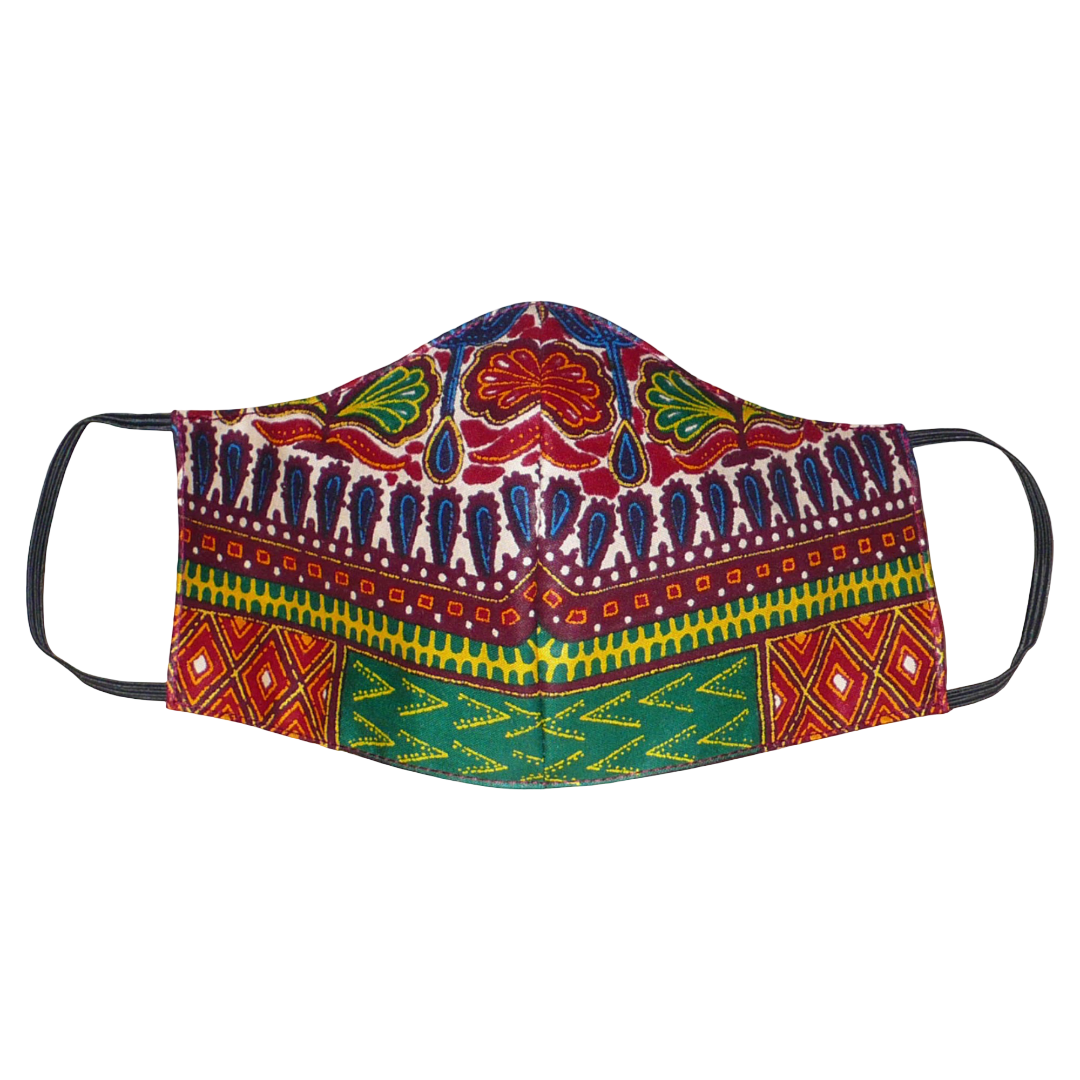 Masque facial textile, à la coupe ajustée, cousu dans un tissu africain en coton imprimé de motifs ethniques et floraux multicolores. Lavable et réutilisable, il se porte avec des élastiques.