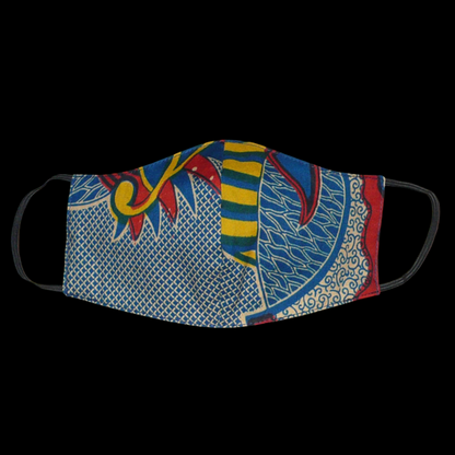 Masque facial pour homme à la coupe ajustée en tissu en coton imprimé de motifs africains ; il se porte avec des élastiques. En vue d'une utilisation éco-responsable, ce masque est lavable et réutilisable.