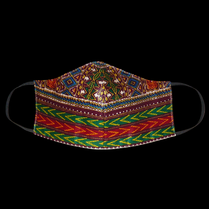 Masque facial pour homme coupé et cousu dans un tissu africain en coton imprimé de motifs ethniques multicolores. Lavable et réutilisable, il se porte avec des élastiques.