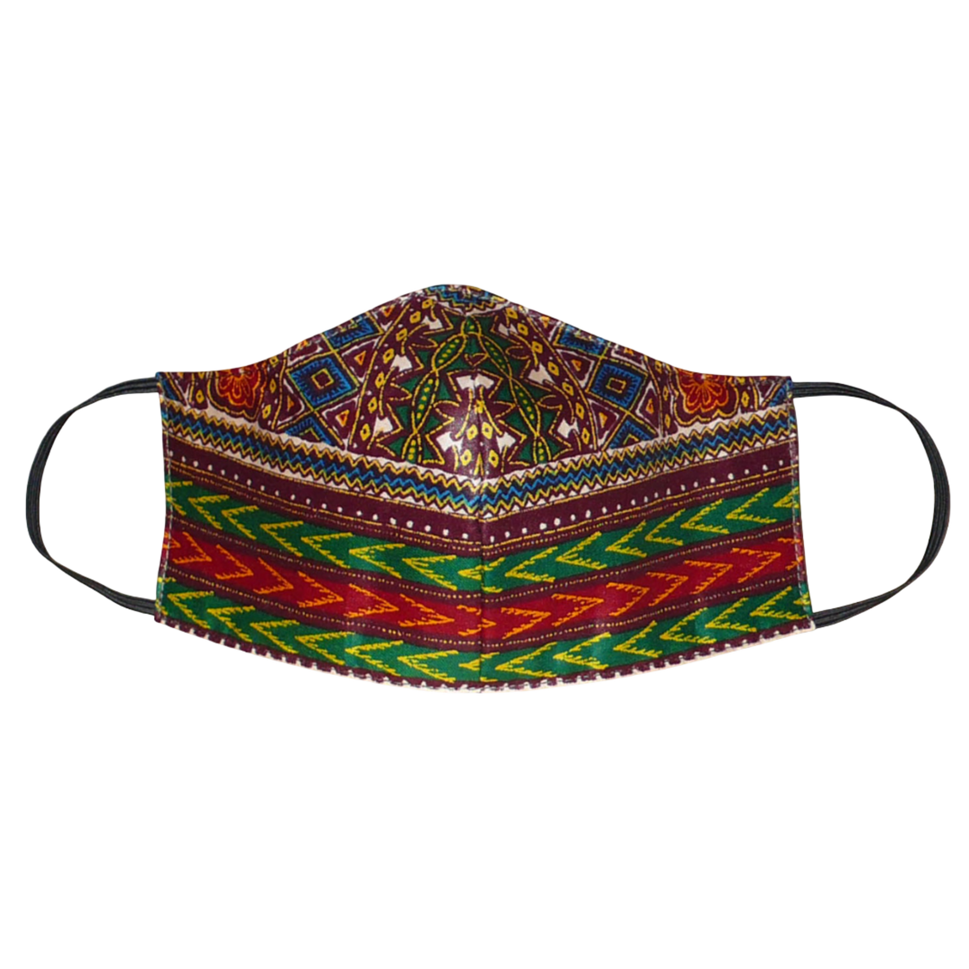 Masque facial pour homme coupé et cousu dans un tissu africain en coton imprimé de motifs ethniques multicolores. Lavable et réutilisable, il se porte avec des élastiques.