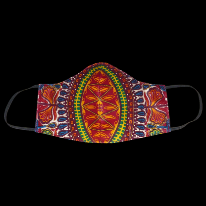 Masque facial textile, coupé et cousu dans un tissu africain en coton imprimé de motifs tribaux multicolores, à porter avec des élastiques. Lavable et réutilisable, ce masque a été fabriqué dans une démarche éco-responsable. Il mesure 21 cm de long, et 40 cm en comptant les élastiques, sa hauteur est de 12 cm (du haut du nez jusqu'au menton) et sa largeur sur les côtés de 7 cm.