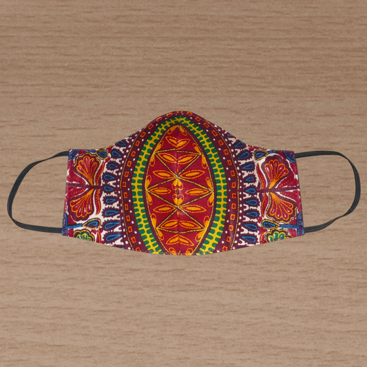 Masque textile coupé et cousu dans un beau tissu en coton imprimé de motifs africains multicolores ; il s'attache avec des élastiques. Lavable et réutilisable, ce masque a été fabriqué dans une démarche éco-responsable.  Ce masque à l'allure résolument afro chic mesure 21 cm de long, et 40 cm en comptant les élastiques ; il a une hauteur de 12 cm (du haut du nez jusqu'au menton) et une largeur sur les côtés de 7 cm.