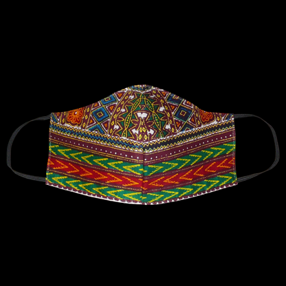 Masque textile à la coupe ajustée en tissu africain en coton imprimé de motifs ethniques multicolores ; à porter avec des élastiques. En vue d'une utilisation eco-friendly, ce masque est lavable et réutilisable. Il mesure 21 cm de long, et 40 cm en comptant les élastiques, sa hauteur est de 12 cm (du haut du nez jusqu'au menton) et sa largeur sur les côtés de 7 cm. 