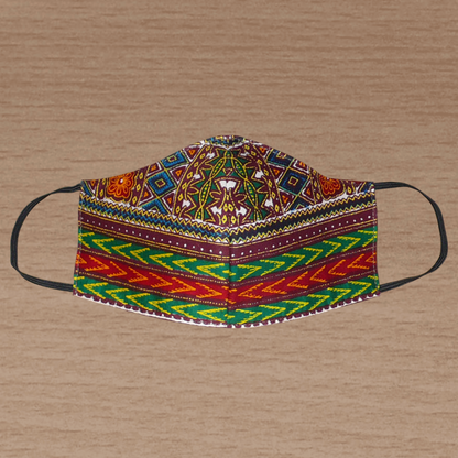 Masque textile à la coupe ajustée en tissu africain en coton imprimé de motifs ethniques multicolores ; il se porte avec des élastiques. En vue d'une utilisation eco-friendly, ce masque est lavable et réutilisable.  D'allure afro chic, ce masque mesure 21 cm de long, et 40 cm en comptant les élastiques ; il a une hauteur de 12 cm (du haut du nez jusqu'au menton) et une largeur sur les côtés de 7 cm.  Unisexe, il peut être porté par une femme ou par un homme.