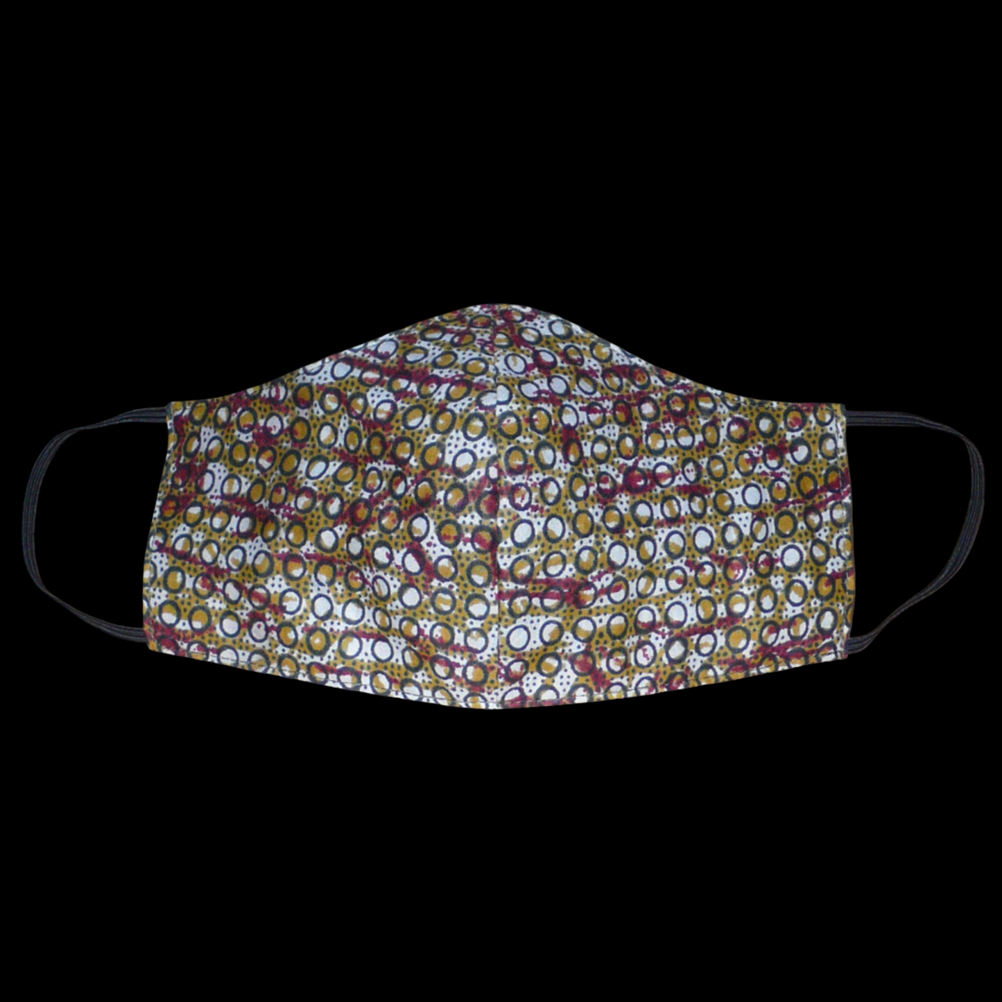 Masque facial textile ajusté coupé dans un tissu africain en coton imprimé à motifs ; il se porte avec des élastiques. En vue d'une utilisation eco-friendly, ce masque est lavable et réutilisable. Il mesure 21 cm de long, et 40 cm en comptant les élastiques, sa hauteur est de 12 cm (du haut du nez jusqu'au menton) et sa largeur sur les côtés de 7 cm.