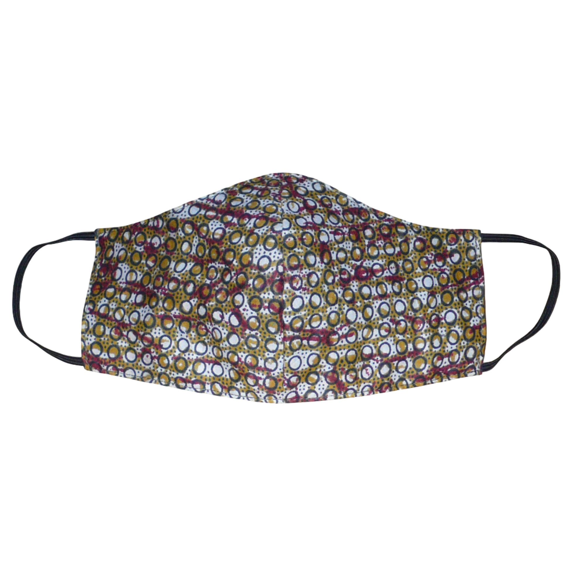 Masque facial textile ajusté coupé dans un tissu africain en coton imprimé à motifs ; il se porte avec des élastiques. En vue d'une utilisation eco-friendly, ce masque est lavable et réutilisable. Il mesure 21 cm de long, et 40 cm en comptant les élastiques, sa hauteur est de 12 cm (du haut du nez jusqu'au menton) et sa largeur sur les côtés de 7 cm.
