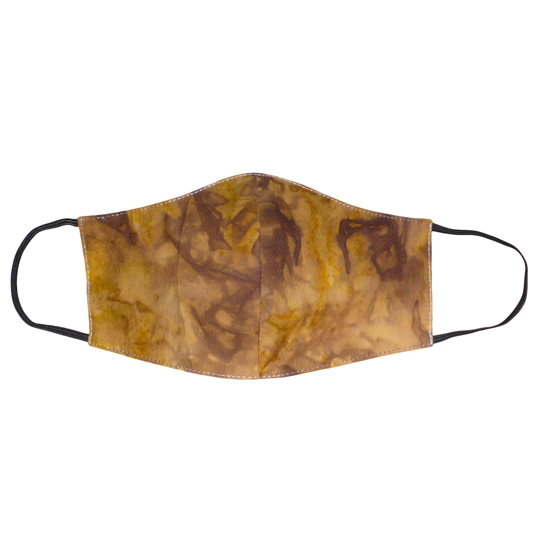 Masque textile coupé et cousu dans un tissu en coton imprimé Tie and Dye aux nuances de marron, beige et jaune ; il se porte avec des élastiques. Conçu dans une démarche eco-friendly, ce masque est lavable et réutilisable.