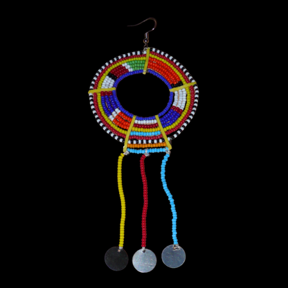Mono boucle africaine Massai à porter sur une seule oreille : elle se compose de perles de rocaille multicolores enfilées sur des fils de fer montés en cercles fixés sur des charnières en plastique jaune, et se prolonge de franges perlées ornées de disques en métal. Surdimensionnée, elle mesure 15.5 cm de long et 6.5 cm de large, et se porte avec un crochet en acier inoxydable sur une oreille percée.
