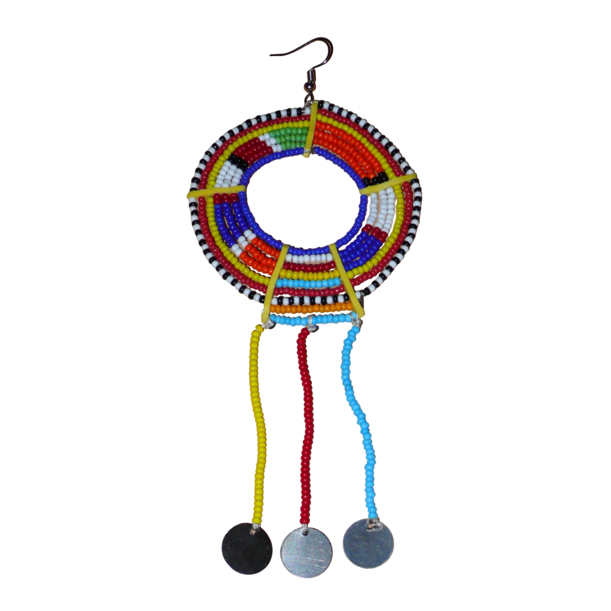 Mono boucle africaine Massai à porter sur une seule oreille : elle se compose de perles de rocaille multicolores enfilées sur des fils de fer montés en cercles fixés sur des charnières en plastique jaune, et se prolonge de franges perlées ornées de disques en métal. Surdimensionnée, elle mesure 15.5 cm de long et 6.5 cm de large, et se porte avec un crochet en acier inoxydable sur une oreille percée.