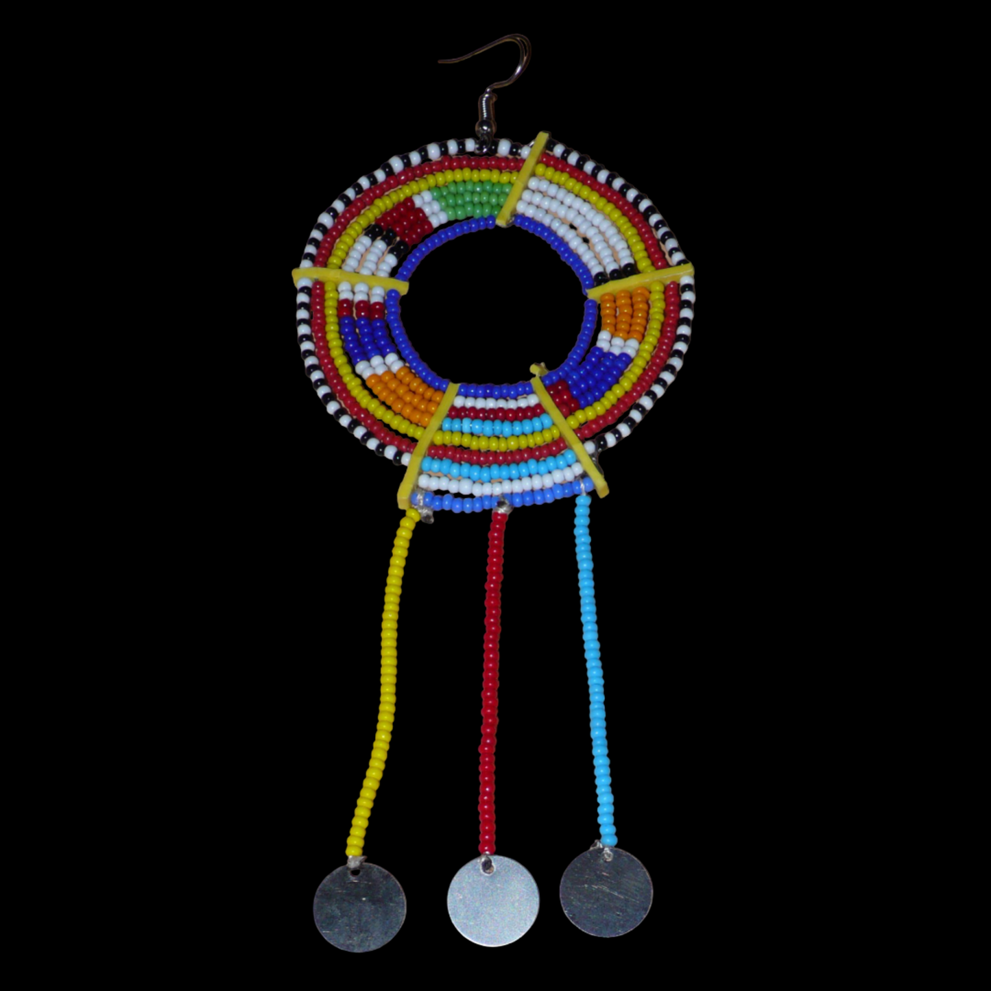 Mono boucle d'oreille africaine Massai à porter sur une seule oreille pour créer un effet d'asymétrie visuelle : elle se compose de perles de rocaille bleues et multicolores enfilées sur des fils de fer montés en cercles fixés sur des charnières en plastique recyclé jaune ; il se prolonge de franges perlées ornées de disques en métal. Surdimensionnée, cette mono boucle d'oreille à l'allure exotique mesure 15 cm de long.