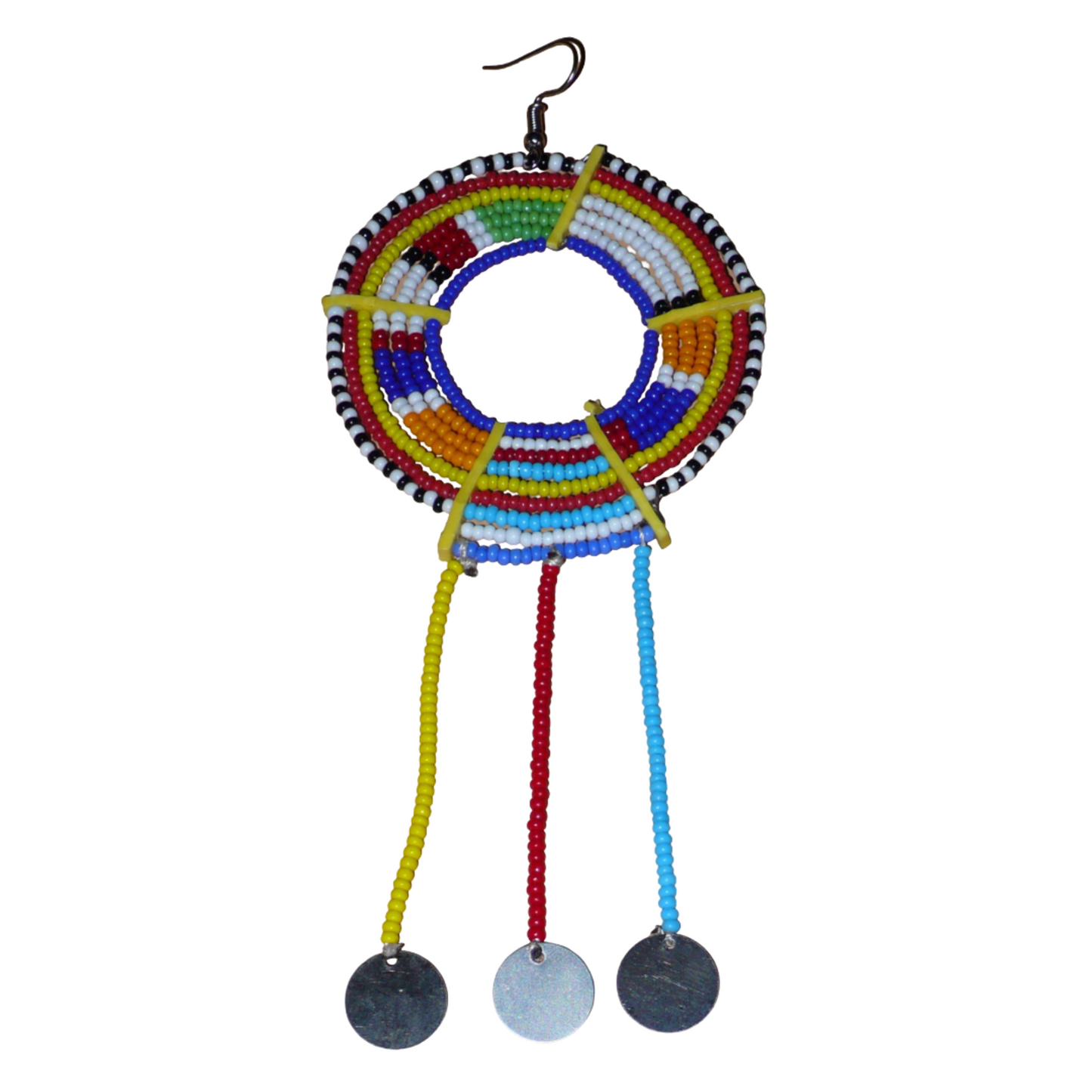 Mono boucle d'oreille africaine Massai à porter sur une seule oreille pour créer un effet d'asymétrie visuelle : elle se compose de perles de rocaille bleues et multicolores enfilées sur des fils de fer montés en cercles fixés sur des charnières en plastique recyclé jaune ; il se prolonge de franges perlées ornées de disques en métal. Surdimensionnée, cette mono boucle d'oreille à l'allure exotique mesure 15 cm de long.
