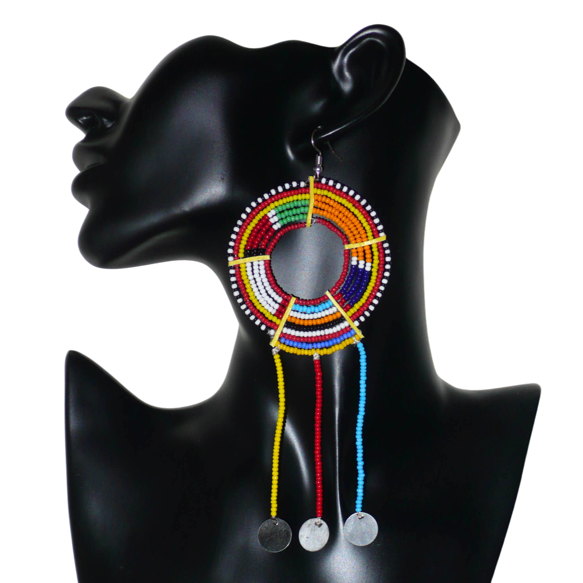Longue mono boucle d'oreille africaine Massai à porter sur une seule oreille pour un effet visuel asymétrique. Elle se compose de perles de rocaille multicolores enfilées sur des fils de fer montés en cercles fixés sur des charnières en plastique recyclé jaune, et se prolonge de franges perlées ornées de disques en métal. Surdimensionnée, cette mono boucle d'oreille mesure 15.5 cm de long et se porte sur une oreille percée.