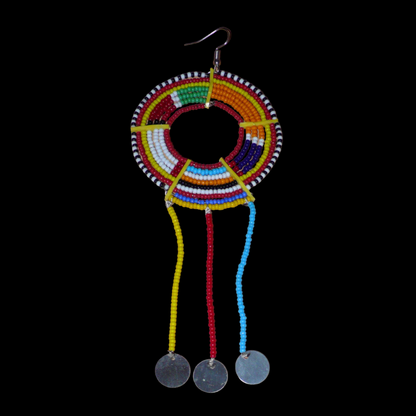 Longue mono boucle d'oreille africaine Massai à porter sur une seule oreille pour un effet visuel asymétrique. Elle se compose de perles de rocaille multicolores enfilées sur des fils de fer montés en cercles fixés sur des charnières en plastique recyclé jaune, et se prolonge de franges perlées ornées de disques en métal. Surdimensionnée, cette mono boucle d'oreille mesure 15.5 cm de long et se porte sur une oreille percée.