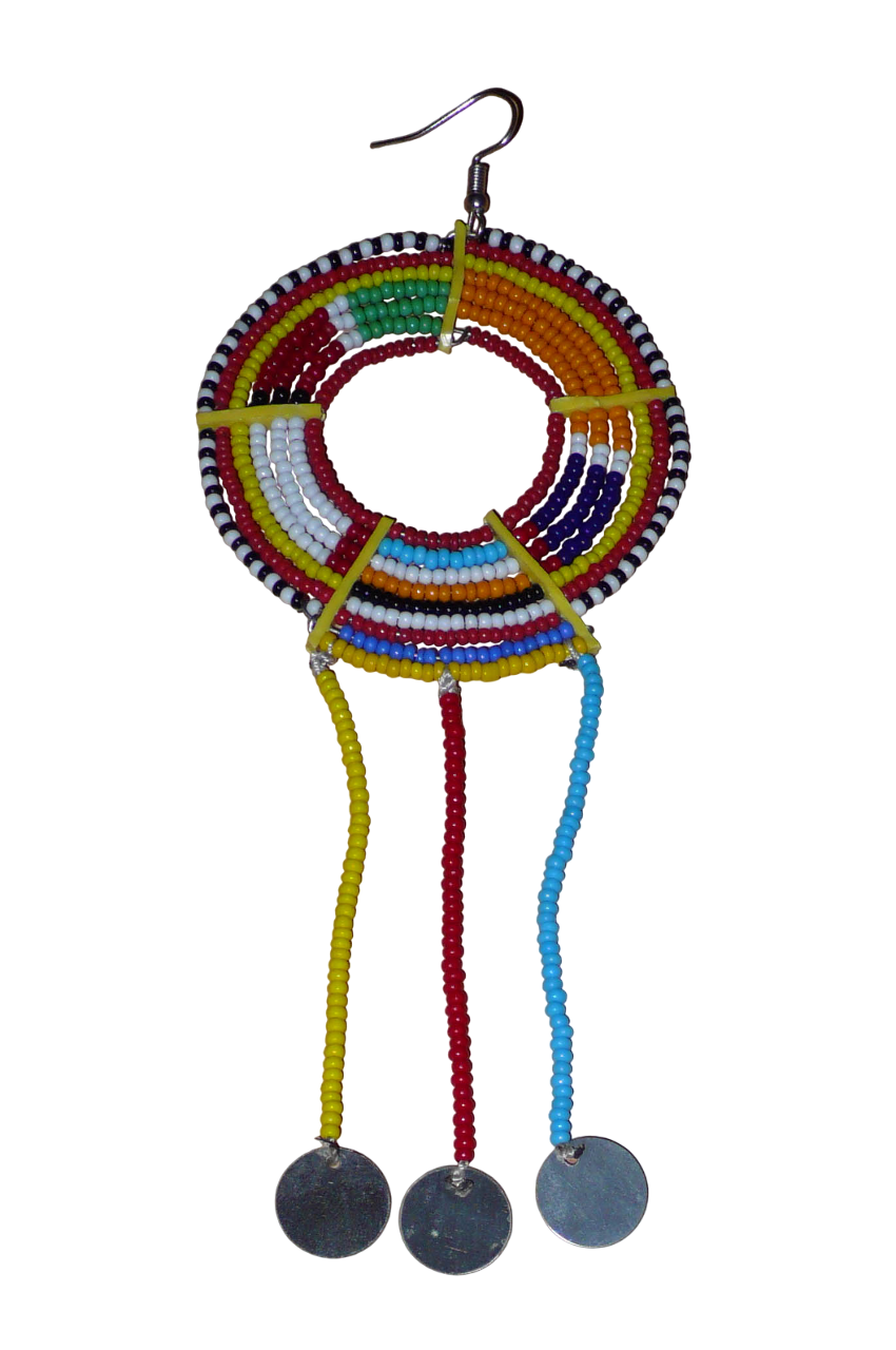 Longue mono boucle d'oreille africaine Massai à porter sur une seule oreille pour un effet visuel asymétrique. Elle se compose de perles de rocaille multicolores enfilées sur des fils de fer montés en cercles fixés sur des charnières en plastique recyclé jaune, et se prolonge de franges perlées ornées de disques en métal. Surdimensionnée, cette mono boucle d'oreille mesure 15.5 cm de long et se porte sur une oreille percée.