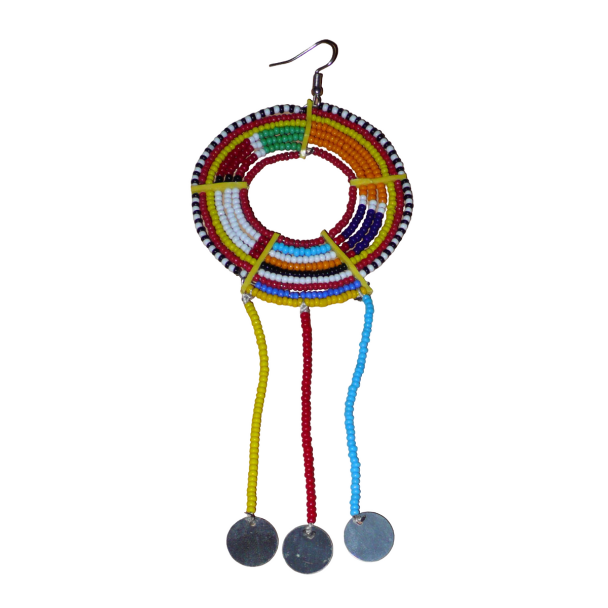 Longue mono boucle d'oreille africaine Massai à porter sur une seule oreille pour un effet visuel asymétrique. Elle se compose de perles de rocaille multicolores enfilées sur des fils de fer montés en cercles fixés sur des charnières en plastique recyclé jaune, et se prolonge de franges perlées ornées de disques en métal. Surdimensionnée, cette mono boucle d'oreille mesure 15.5 cm de long et se porte sur une oreille percée.