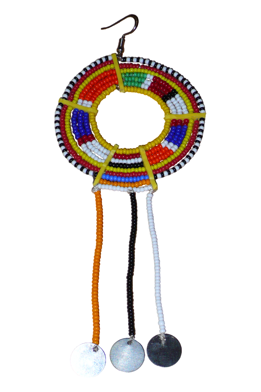 Mono boucle d'oreille confectionnée dans la plus pure tradition tribale Massai, à porter sur une seule oreille pour un effet visuel asymétrique, composée de perles de rocaille jaunes et multicolores enfilées sur des fils de fer montés en cercles et se prolonge de franges perlées ornées de disques métalliques. Surdimensionnée, elle mesure 16 cm de long et se porte sur des oreilles percées.