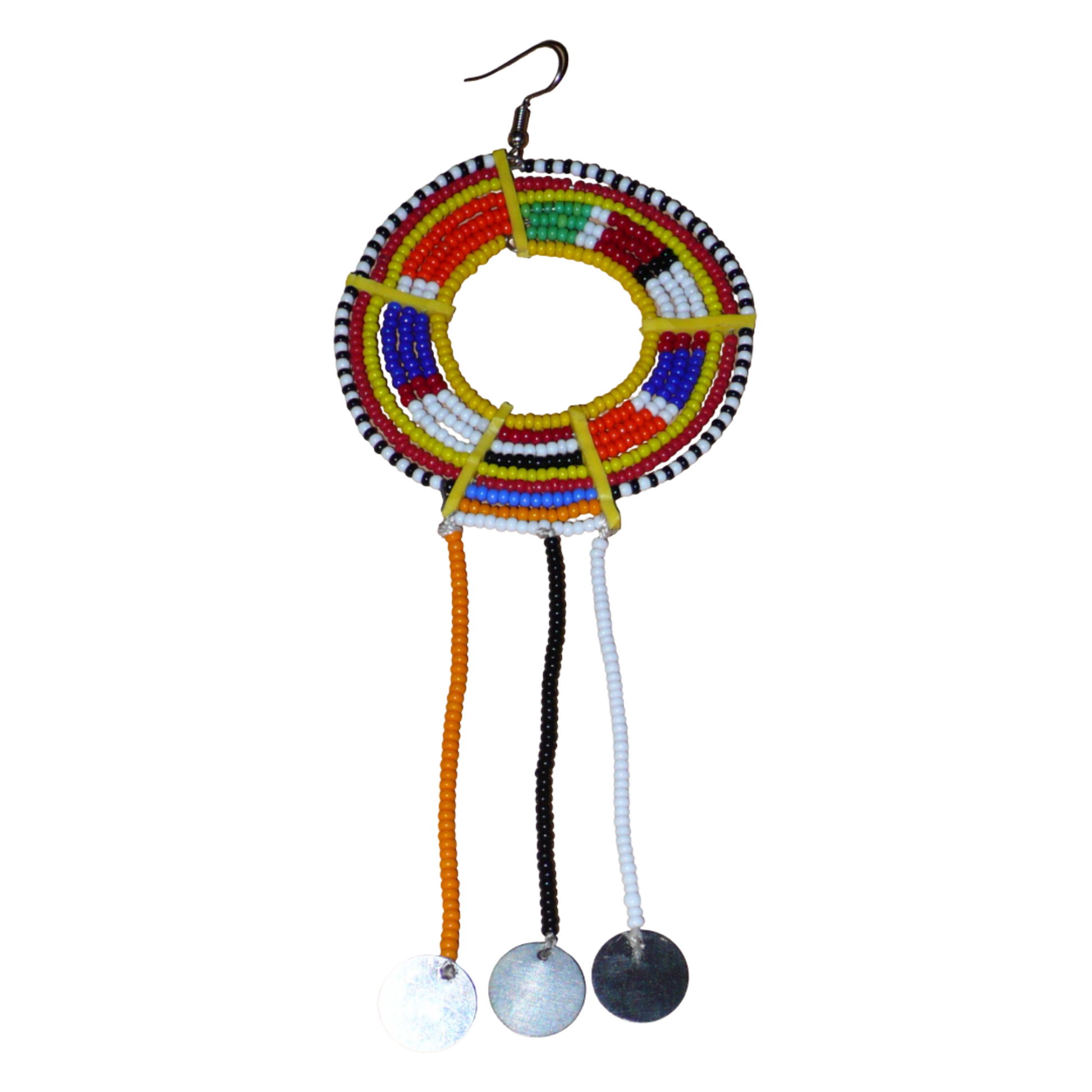 Mono boucle d'oreille confectionnée dans la plus pure tradition tribale Massai, à porter sur une seule oreille pour un effet visuel asymétrique, composée de perles de rocaille jaunes et multicolores enfilées sur des fils de fer montés en cercles et se prolonge de franges perlées ornées de disques métalliques. Surdimensionnée, elle mesure 16 cm de long et se porte sur des oreilles percées.