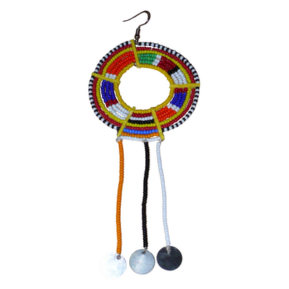 Mono boucle d'oreille confectionnée dans la plus pure tradition tribale Massai, à porter sur une seule oreille pour un effet visuel asymétrique, composée de perles de rocaille jaunes et multicolores enfilées sur des fils de fer montés en cercles et se prolonge de franges perlées ornées de disques métalliques. Surdimensionnée, elle mesure 16 cm de long et se porte sur des oreilles percées.