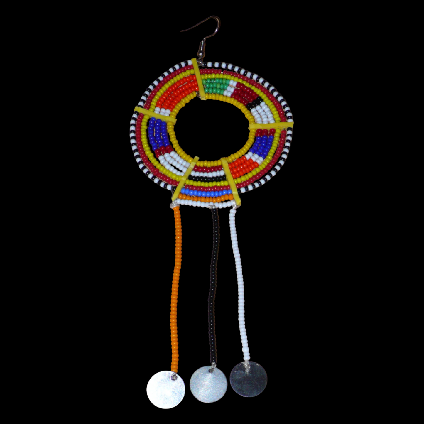 Mono boucle d'oreille confectionnée dans la plus pure tradition tribale Massai, à porter sur une seule oreille pour un effet visuel asymétrique, composée de perles de rocaille jaunes et multicolores enfilées sur des fils de fer montés en cercles et se prolonge de franges perlées ornées de disques métalliques. Surdimensionnée, elle mesure 16 cm de long et se porte sur des oreilles percées.