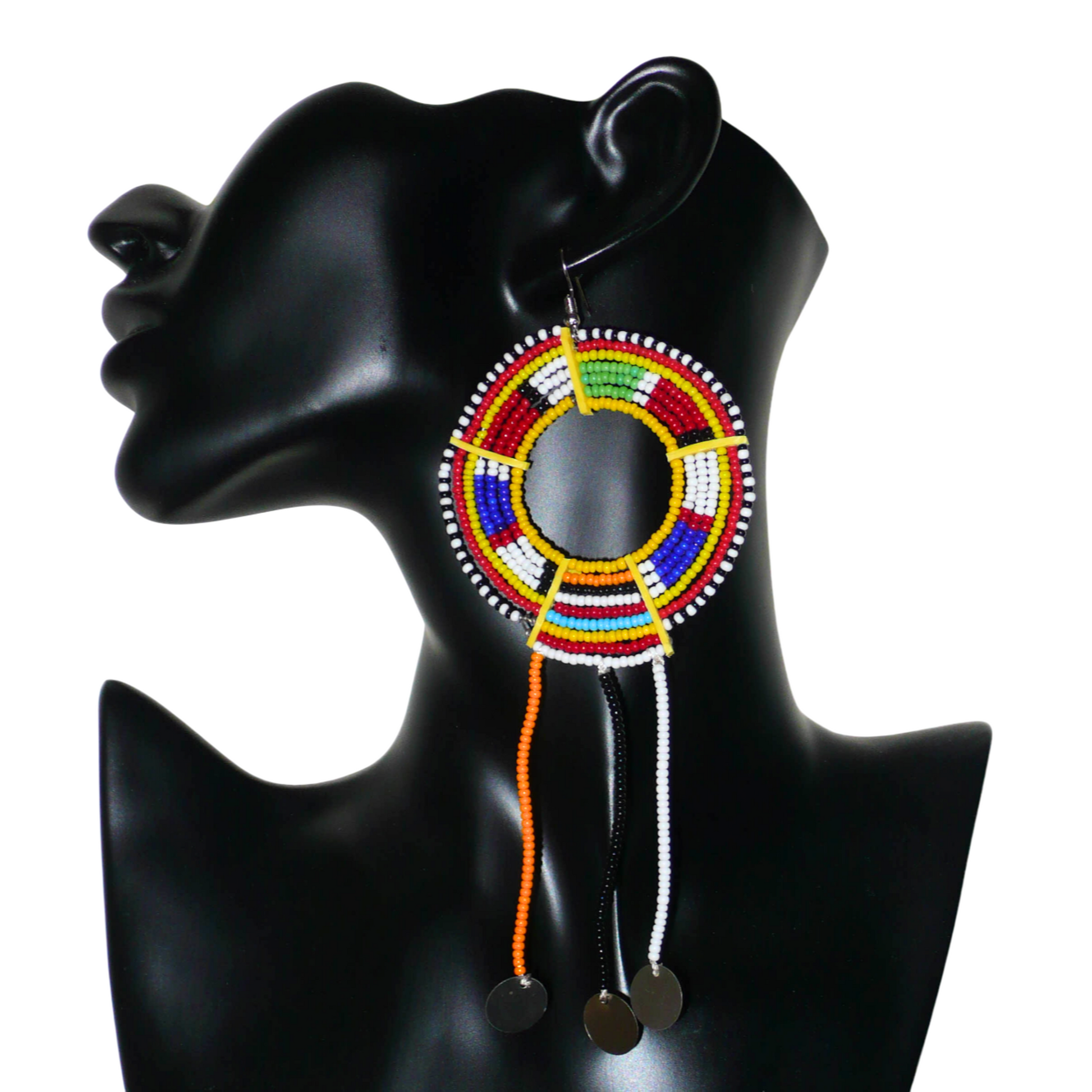 Mono boucle d'oreille à porter sur une seule oreille pour un effet visuel asymétrique : elle se compose de perles de rocaille jaunes et multicolores enfilées sur des fils de fer montés en cercles fixés sur des charnières en plastique recyclé jaune, et se prolonge de franges perlées ornées de disques métalliques. Surdimensionnée, elle mesure 16 cm de long.