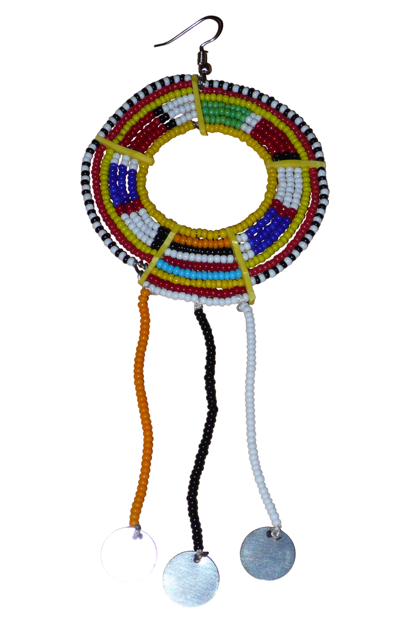 Mono boucle d'oreille à porter sur une seule oreille pour un effet visuel asymétrique : elle se compose de perles de rocaille jaunes et multicolores enfilées sur des fils de fer montés en cercles fixés sur des charnières en plastique recyclé jaune, et se prolonge de franges perlées ornées de disques métalliques. Surdimensionnée, elle mesure 16 cm de long.