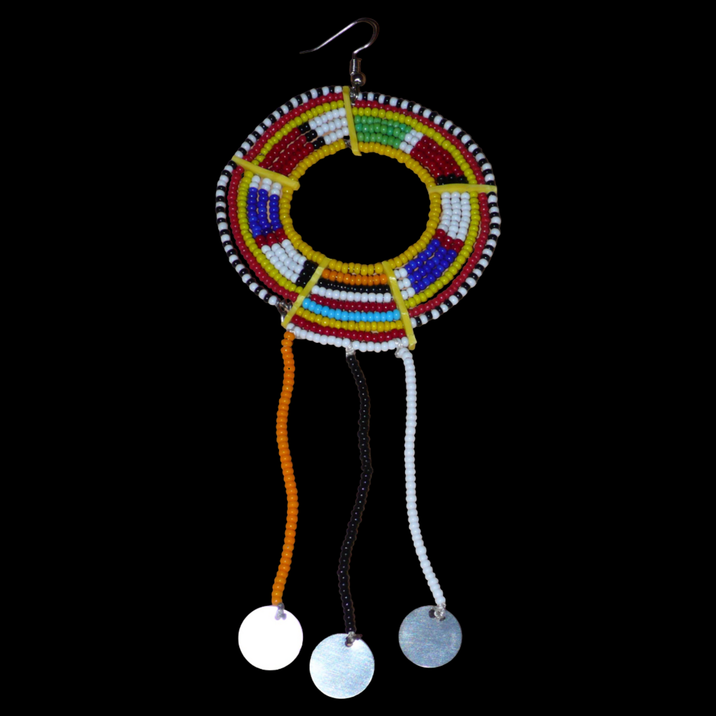 Mono boucle d'oreille à porter sur une seule oreille pour un effet visuel asymétrique : elle se compose de perles de rocaille jaunes et multicolores enfilées sur des fils de fer montés en cercles fixés sur des charnières en plastique recyclé jaune, et se prolonge de franges perlées ornées de disques métalliques. Surdimensionnée, elle mesure 16 cm de long.