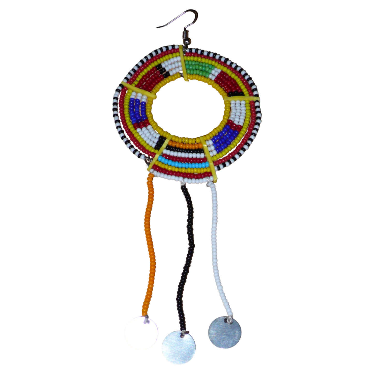 Mono boucle d'oreille à porter sur une seule oreille pour un effet visuel asymétrique : elle se compose de perles de rocaille jaunes et multicolores enfilées sur des fils de fer montés en cercles fixés sur des charnières en plastique recyclé jaune, et se prolonge de franges perlées ornées de disques métalliques. Surdimensionnée, elle mesure 16 cm de long.