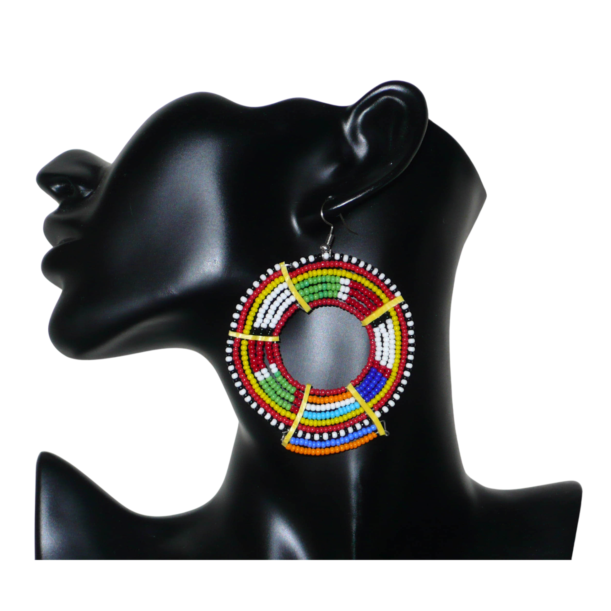 Apportez de l'éclat à votre look avec cette mono boucle africaine Massai à porter d'un seul côté pour un effet visuel asymétrique ! De fabrication traditionnelle artisanale, ce bijou exotique unique se compose de perles de rocaille rouges et multicolores glissées sur des fils de fer montés en cercles et fixés sur des charnières en plastique recyclé jaune. Surdimensionnée, elle mesure 8 cm de long, et se porte sur une oreille percée.