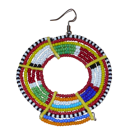 Apportez de l'éclat à votre look avec cette mono boucle africaine Massai à porter d'un seul côté pour un effet visuel asymétrique ! De fabrication traditionnelle artisanale, ce bijou exotique unique se compose de perles de rocaille rouges et multicolores glissées sur des fils de fer montés en cercles et fixés sur des charnières en plastique recyclé jaune. Surdimensionnée, elle mesure 8 cm de long, et se porte sur une oreille percée.