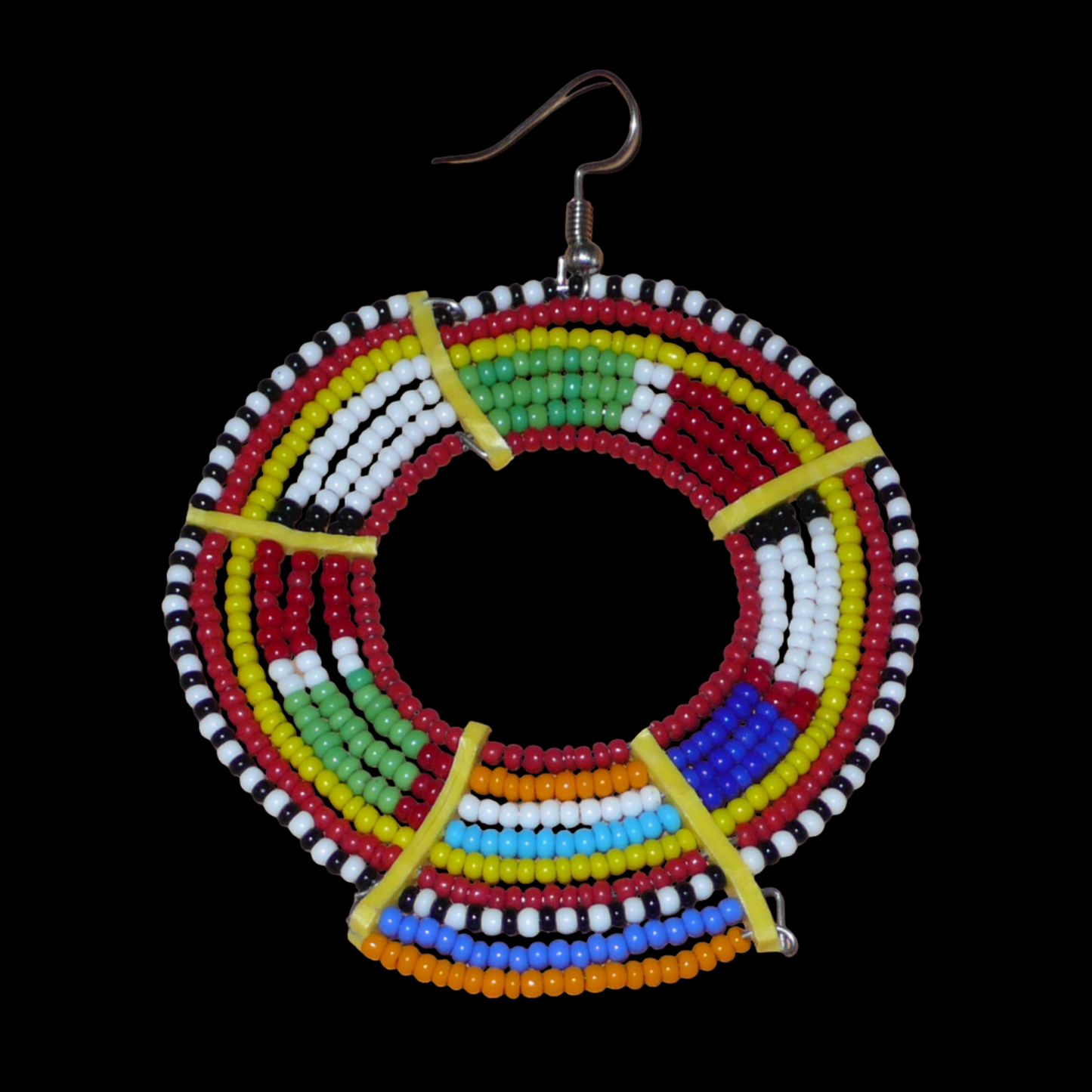 Apportez de l'éclat à votre look avec cette mono boucle africaine Massai à porter d'un seul côté pour un effet visuel asymétrique ! De fabrication traditionnelle artisanale, ce bijou exotique unique se compose de perles de rocaille rouges et multicolores glissées sur des fils de fer montés en cercles et fixés sur des charnières en plastique recyclé jaune. Surdimensionnée, elle mesure 8 cm de long, et se porte sur une oreille percée.
