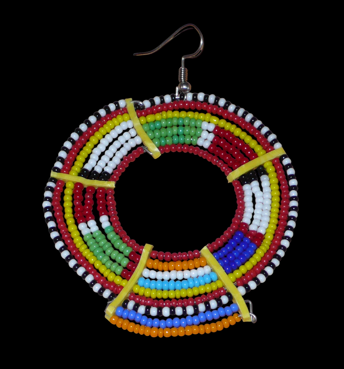 Apportez de l'éclat à votre look avec cette mono boucle africaine Massai à porter d'un seul côté pour un effet visuel asymétrique ! De fabrication traditionnelle artisanale, ce bijou exotique unique se compose de perles de rocaille rouges et multicolores glissées sur des fils de fer montés en cercles et fixés sur des charnières en plastique recyclé jaune. Surdimensionnée, elle mesure 8 cm de long, et se porte sur une oreille percée.