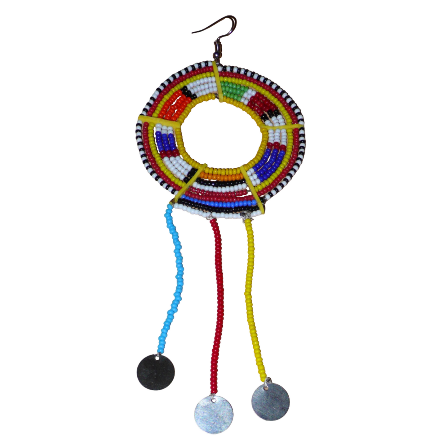 Mono boucle d'oreille à franges fabriquée au Kenya dans la tradition ethnique Massai. À porter sur une seule oreille pour un effet visuel asymétrique, ce bijou se compose de perles de rocaille multicolores glissées sur des fils de fer montés en cercles fixés sur des charnières en plastique recyclé jaune ; il se prolonge de franges perlées ornées de disques en métal. Surdimensionnée, elle mesure 16.5 cm de long et 6.5 cm de large, et se porte sur une oreille percée.