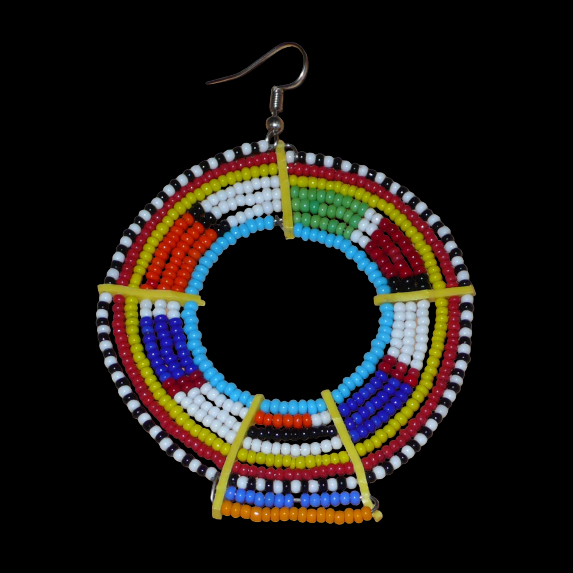 Ajoutez une touche ultra colorée à votre look avec cette mono boucle africaine Massai, à porter sur une seule oreille pour un effet visuel asymétrique ! De fabrication traditionnelle kenyane, ce bijou artisanal se compose de perles de rocaille bleues et multicolores glissées sur des fils de fer montés en cercles et fixés sur des charnières en plastique recyclé jaune. Surdimensionnée, elle mesure 8.5 cm de long et 6 cm de large, et se porte avec un crochet sur une oreille percée.