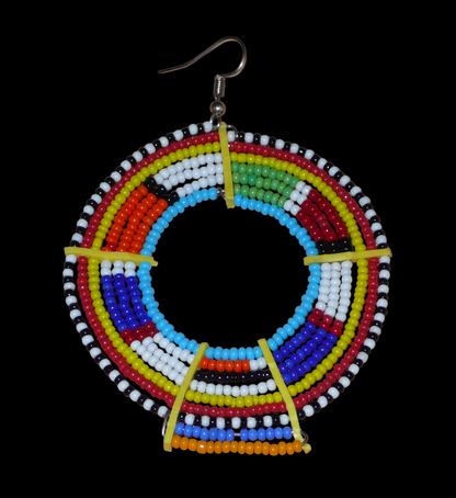 Ajoutez une touche ultra colorée à votre look avec cette mono boucle africaine Massai, à porter sur une seule oreille pour un effet visuel asymétrique ! De fabrication traditionnelle kenyane, ce bijou artisanal se compose de perles de rocaille bleues et multicolores glissées sur des fils de fer montés en cercles et fixés sur des charnières en plastique recyclé jaune. Surdimensionnée, elle mesure 8.5 cm de long et 6 cm de large, et se porte avec un crochet sur une oreille percée.