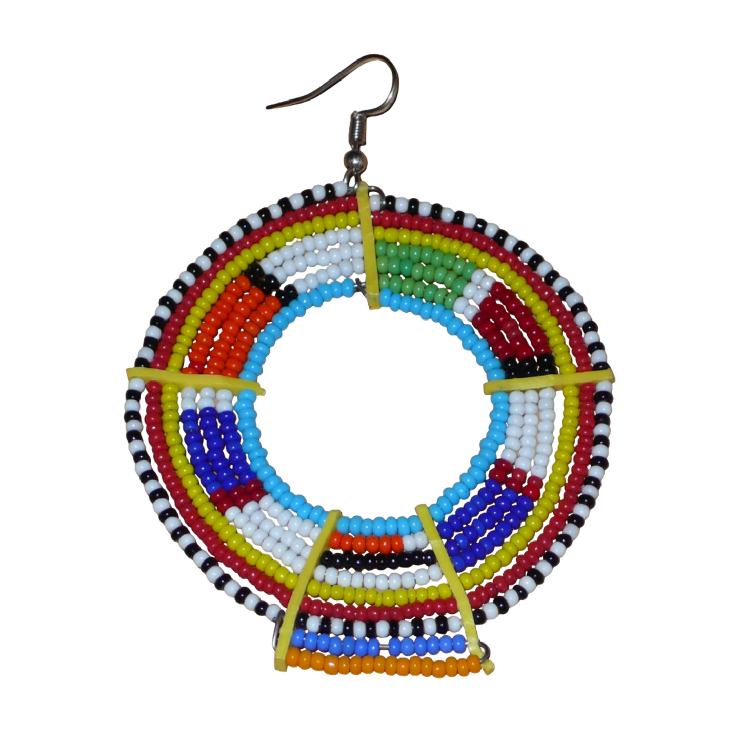 Ajoutez une touche ultra colorée à votre look avec cette mono boucle africaine Massai, à porter sur une seule oreille pour un effet visuel asymétrique ! De fabrication traditionnelle kenyane, ce bijou artisanal se compose de perles de rocaille bleues et multicolores glissées sur des fils de fer montés en cercles et fixés sur des charnières en plastique recyclé jaune. Surdimensionnée, elle mesure 8.5 cm de long et 6 cm de large, et se porte avec un crochet sur une oreille percée.