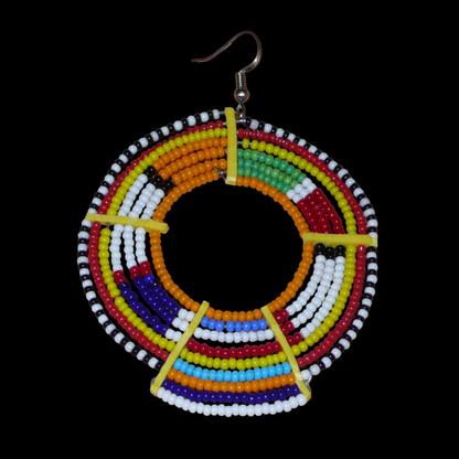 Affirmez votre style et apportez de la couleur à votre look avec cette mono boucle africaine traditionnelle Massai, à porter sur une seule oreille pour un effet visuel asymétrique ! De fabrication artisanale kenyane, ce bijou se compose de perles de rocaille orange et multicolores enfilées sur des fils de fer montés en cercles et fixés sur des charnières en plastique recyclé jaune. Surdimensionnée, cette longue et large mono boucle mesure 8.5 cm de long.